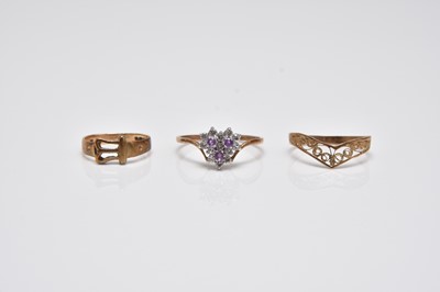 Lot 275 - Three 9ct gold rings