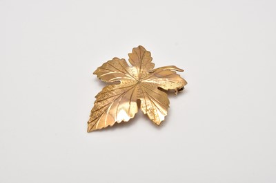 Lot 323 - A 9ct gold Maple leaf brooch