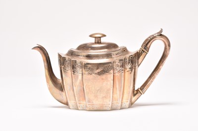 Lot 9 - A George III silver teapot