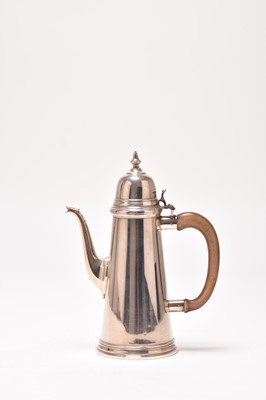 Lot 139 - A Queen Anne style silver coffee pot