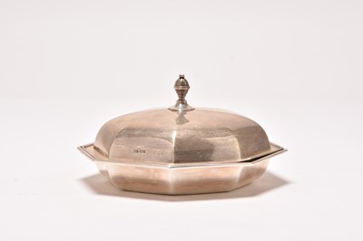 Lot 110 - A silver serving dish and cover