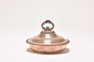 Lot 137 - An Edwardian silver serving dish and cover