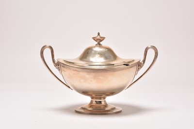 Lot 151 - A silver serving tureen and cover