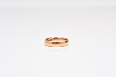 Lot 280 - An 18ct gold wedding band