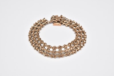 Lot 335 - A 9ct gold bracelet