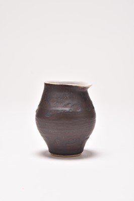 Lot Dame Lucie Rie (1902-1995) Stoneware pouring vessel or vase