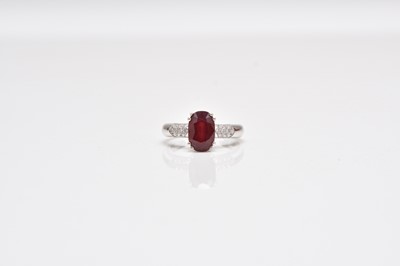 Lot 313 - A ruby and diamond ring