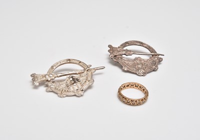 Lot 352 - A ring and two brooches