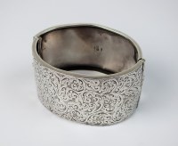 Lot 53 - A Victorian silver hinged bangle, with...