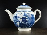 Lot 34 - A Caughley teapot and cover, circa 1782-92,...