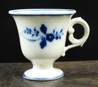 Lot 72 - A Caughley ice cup, circa 1785-90, the bell...