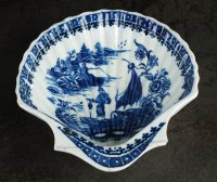 Lot 98 - A Caughley scallop shell shaped pickle dish,...