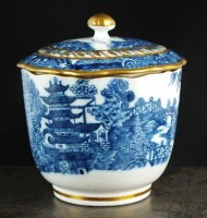 Lot 102 - A Caughley sucrier and cover, possibly...