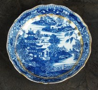 Lot 103 - A Caughley saucer dish, circa 1785-90,...