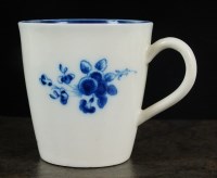 Lot 116 - A Caughley beaker with handle, circa 1785-90,...