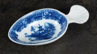 Lot 117 - A rare Caughley caddy spoon, circa 1780-85,...