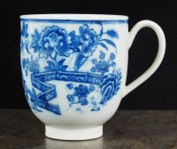 Lot 121 - A Caughley coffee cup, circa 1785,...