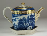 Lot 101 - A Caughley teapot, cover and stand in the...