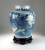 Lot 19 - A Chinese blue and white vase, early 19th...