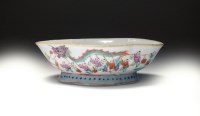 Lot 54 - A Chinese famille rose bowl, 19th century, of...