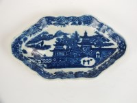 Lot 38 - A Caughley spoon tray in the Temple pattern,...
