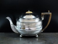 Lot 94 - A George III silver teapot, John Cramer,...