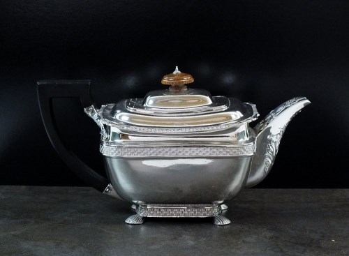Lot 135 - A George III silver teapot, Daniel Pontifex,...