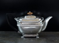 Lot 135 - A George III silver teapot, Daniel Pontifex,...