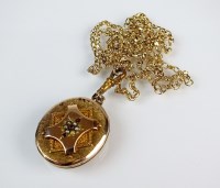 Lot 174 - A late 19th/early 20th century oval locket,...