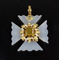 Lot 176 - A chalcedony and agate pendant, designed as a...