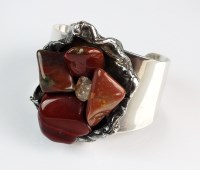 Lot 178 - A mixed agate torque bangle, the agate...