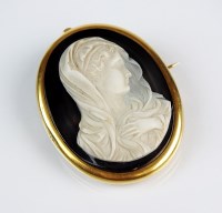 Lot 188 - An oval hardstone cameo pendant/brooch, the...