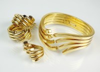 Lot 235 - A suite of stylised wave design jewellery,...