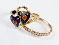 Lot 293 - An entwined double heart enamel ring, size K,...
