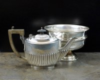 Lot 6 - An Edwardian silver teapot, makers mark rubbed,...