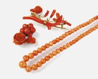 Lot 201 - A graduated coral bead necklace, with yellow...