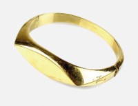 Lot 208 - A 9ct gold hollow hinged bangle, with box link...