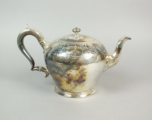 Lot 3 - A William IV silver teapot, Barnard Brothers,...