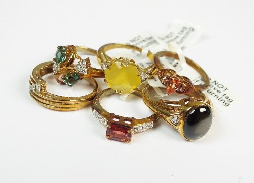 Lot 112 - A 9ct yellow gold black star sapphire and...
