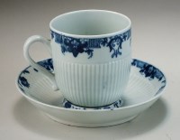 Lot 35 - An early Worcester blue and white trembleuse...