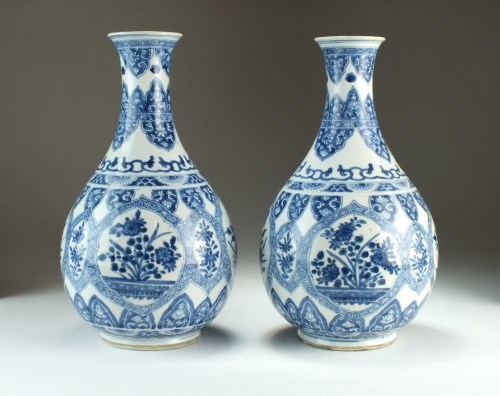Lot 109 - A pair of Chinese blue and white pear-shape...