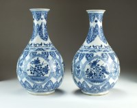 Lot 109 - A pair of Chinese blue and white pear-shape...