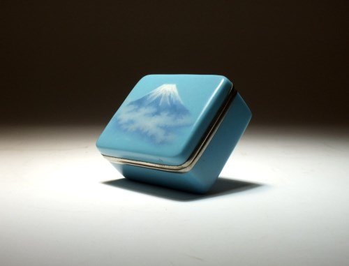 Lot 251 - A Japanese musen cloisonne enamel box and...