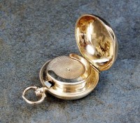 Lot 146 - A 9ct gold sovereign case, with engraved...