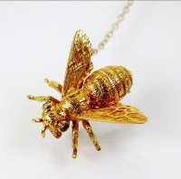 Lot 176 - An 18ct gold bee brooch, the yellow gold...