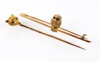 Lot 191 - A bi-coloured yellow and rose metal owl bar...