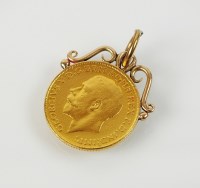 Lot 200 - An 1911 sovereign pendant, with yellow metal...