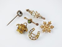 Lot 206 - An opal horseshoe brooch, together with an...