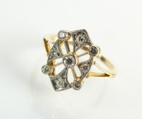 Lot 140 - An early 20th century style diamond cluster...