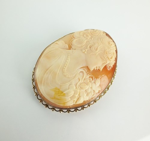 Lot 147 - A 9ct gold mounted oval shell cameo brooch,...